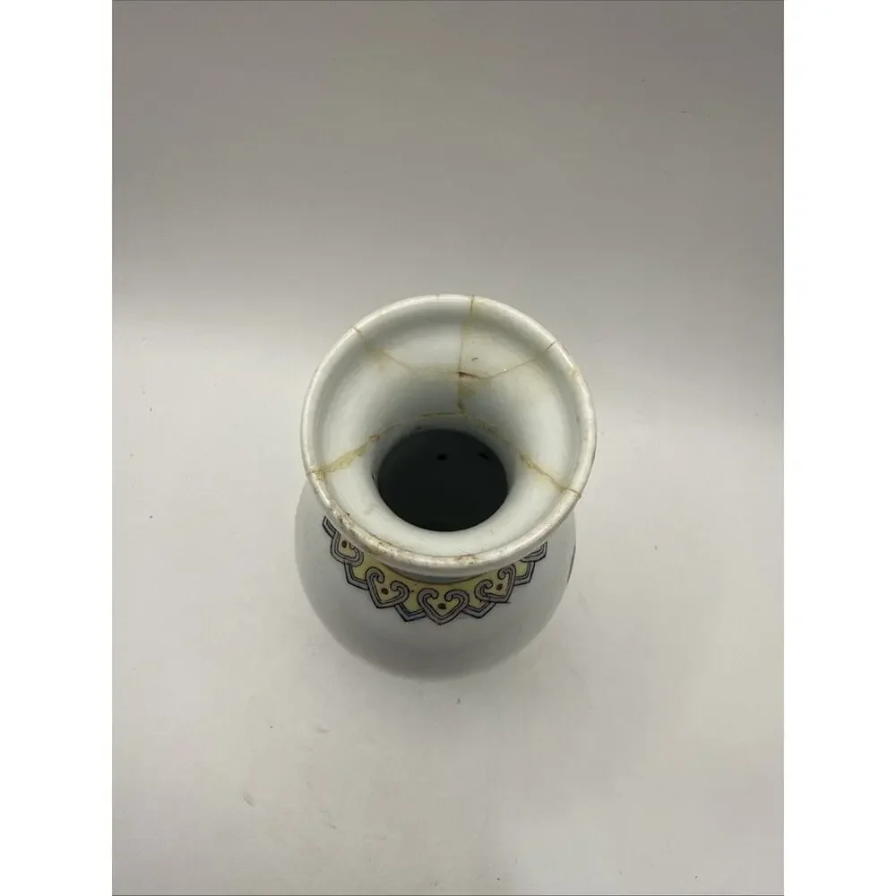 Vintage Chinese Famille Rose Porcelain Vase 5.5” Tall *